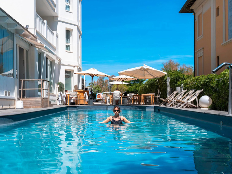 media.Gallery_Piscina_3LeRoseSpaHotel_Rimini